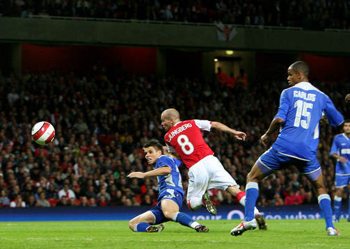   Fredrik Ljungberg,  Arsenal nickar in 1-1 för Arsenal.