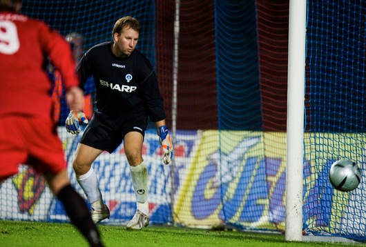  1-0, Åtvidaberg vidare i Uefa Cupen. Henrik Gustavsson, räddas av stolpen i övertid, målvakt.