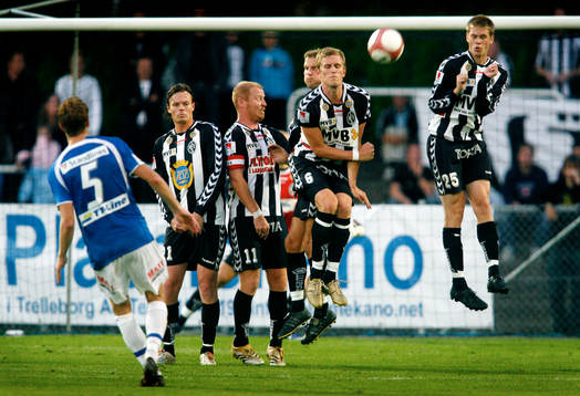 Mikael Bengtsson, Trelleborg slår en frispark. Andreas