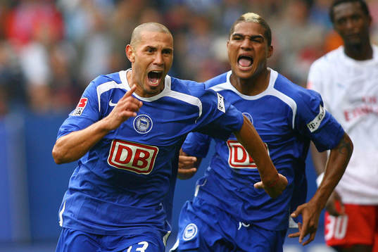  Christian Gimenez har gjort 1-1, jubel med Kevin Boateng, Hertha.