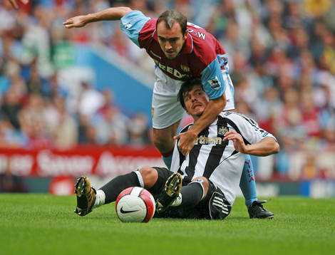  Belozoglu Emre, Newcastle trycks ner av Gavin McCann, Aston Villa.