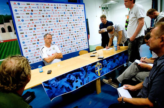 Media samlas runt Lars Lagerbäck