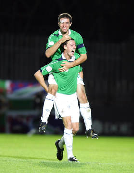 Aaron Hughes och Jonathan Evans, Nordirland, jubel, glädje