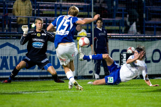 Emil Mårtensson gör 1-0. Sundsvalls målvakt Andreas