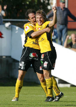 Johan Svensson, Mjällby, (jubel) grattas av Sasa Zimonjic