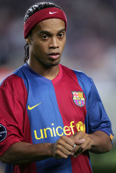 Ronaldinho, Barcelona, med nya tröjan med Unicef logotype,