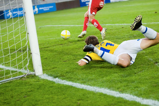 Martin Abrahamsson faller pladask. Platt fall