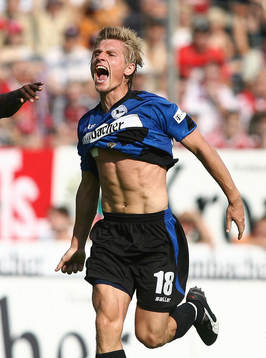  1-1 Jubel av Artur Wichniarek, Bielefeld.