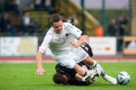 Joel Ringström, målvakt försöker ta bollen, spelare