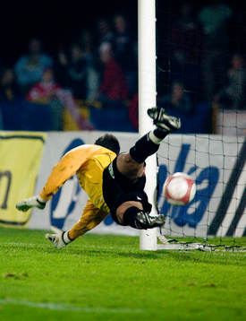 Delvin Countess, (målvakt) Öster, slänger sig men hinner