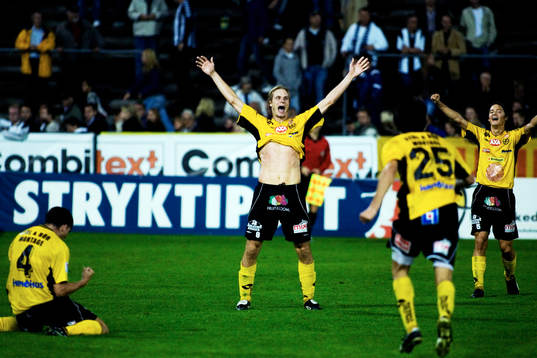 Målskytten Simon Sjöfors och Mjällby jubel