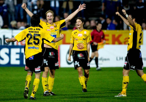 Målskytten Simon Sjöfors och Mjällby jubel