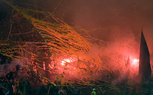 AIK-klacken. Klack, bengalisk eld, fans, supporter,