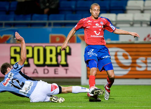 Henrik "Henke" Larsson stoppas effektivt av Daniel