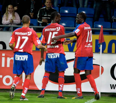 Henrik "Henke" Larsson grattar Olivier Karekezi