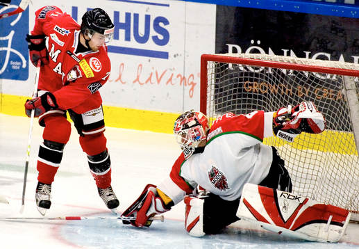 Malmös Fredrik Eriksson försöker göra mål på Karol