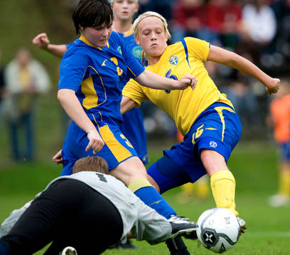   Linnea Liljegärd, Sverige, Alena Kugabayeva och målvakt Irina Saratovtseva, Kazakstan.