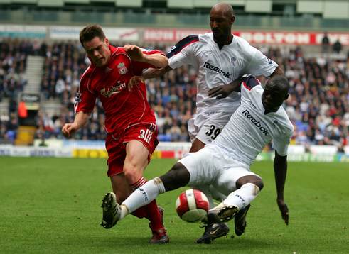  Abdoulaye Faye och Nicolas Anelka, Bolton och Steve Finnan, Liverpool