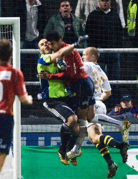   En ordentlig sammanstötning, Ailton Almeida och målvakten i AIK, Daniel Öhrlund.