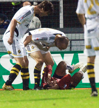   En ordentlig sammanstötning, Ailton Almeida och målvakten i AIK, Daniel Öhrlund. Och Nicklas Carlsson blir så förbannad på brassen.