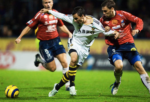   Wilton Figueiredo dras ner av Marcus Dahlin.