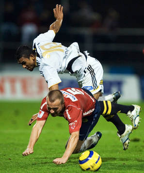   Wilton Figueiredo trycker ner Anders Prytz.