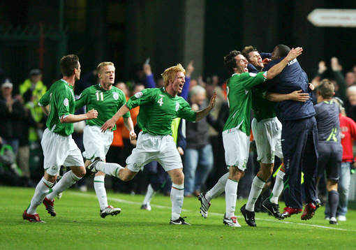   Kevin Kilbane, Irland, jubel med lagkamrater efter första målet.