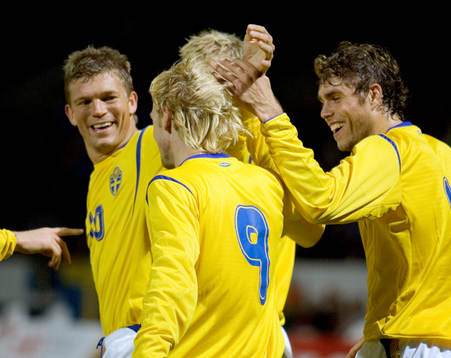 Christian Wilhelmsson, Sverige, har gjort 2-1. Marcus