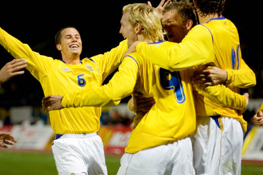 Christian Wilhelmsson, Sverige, har gjort 2-1. Daniel