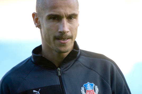 En sammanbiten Henrik "Henke" Larsson avbryter träningen