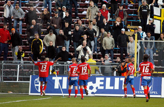  Luton Shelton, Helsingborg, jubel efter 0-1 mot AIK-klacken  vilket resulterar i att föremål kastas in på plan.