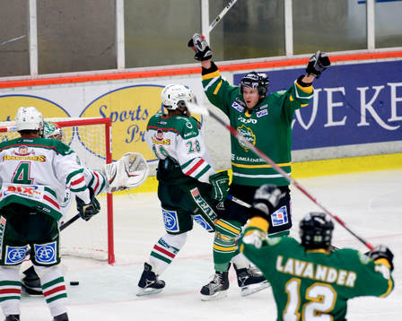 Jonnie Karlsson har reducerat för Björklöven. Jubel