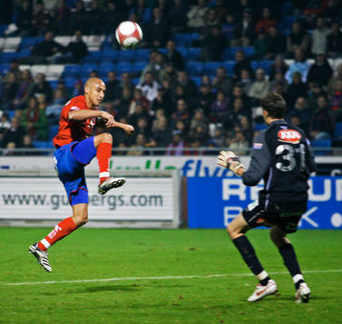 Henrik "Henke" Larsson lobbar över Robin Malmqvist, men