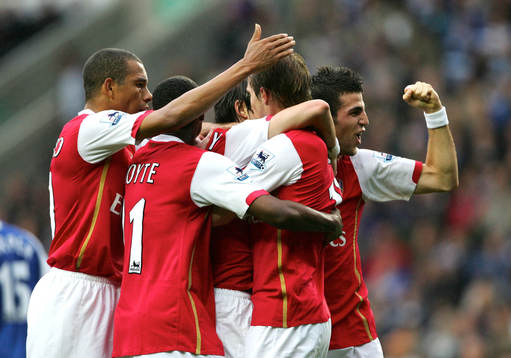   Alexander Hleb, Arsenal, grattas av lagkamrater efter mål.i