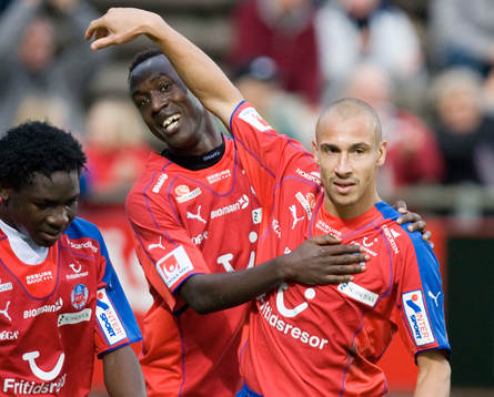  2-1, 2-målsskytten Olivier Karekezi grattas av målnickpassaren Henrik 