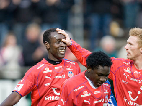 2-1, 2-målsskytten Olivier Karekezi grattas av Fredrik Björck, som sätter en finger i ögat på hjälten. 