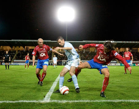  Yksel Osmanovski håller undan för Peter Wibrån och Pavel Zavadil.