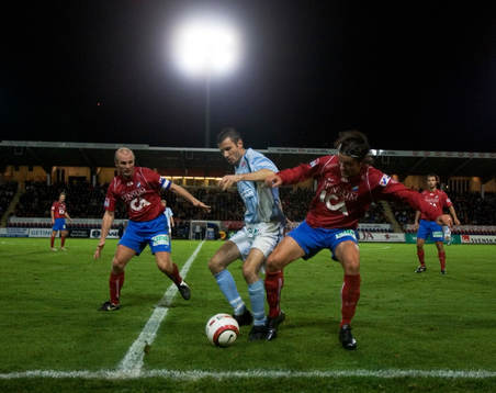  Yksel Osmanovski, Malmö Håller undan Pavel Zavadil, Öster. I bakgrunden, Peter Wibrån, Öster, kapten