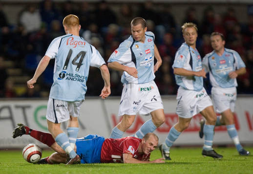 Peter Wibrån, Öster stoppas av Emil Hallfredsson, Malmö.