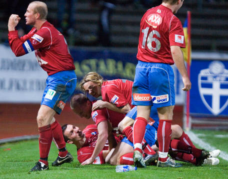  Jubel efter Daniel Svensson, Öster gjort mål. Lagkamrater Peter Wibrån, kapten, Ingmar Teever, Patrik Vieweg och Tyler Hughes visar glädje