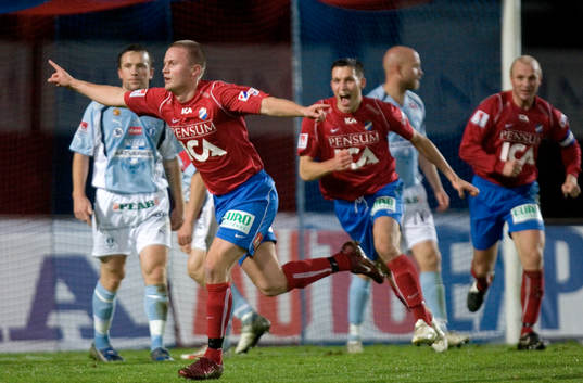  2-1 inhopparen Daniel Svensson. Jubel.