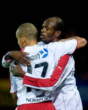  Luton Shelton, Helsingborg, gjorde 2-1 målet, jubel med Henrik Larsson.