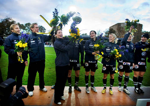  Umeå är svenska mästare. Malin Moström, höjer pokalen. Svenska Mästare, SM-guld, pokal, jubel.