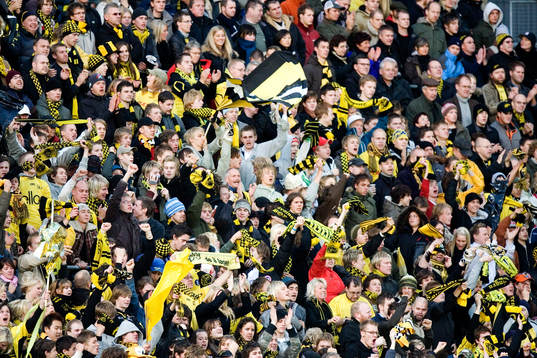 Supportrar, fans, åskådare, läktare, publiken jublar