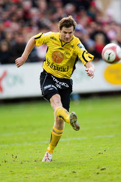 Spelare skjuter iväg bollen