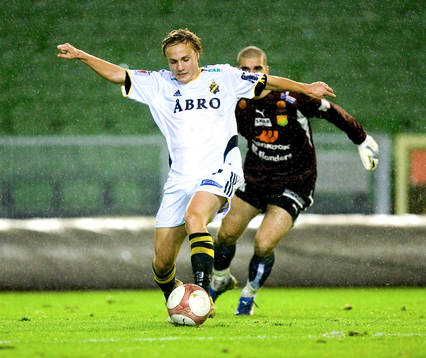 Pierre Bengtsson jagas av GAIS målvakt Dime Jankulovski