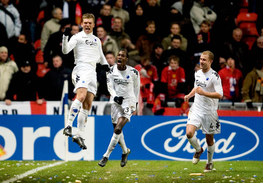 Marcus Allbäck, Köpenhamn, har gjort 1-0. Jubel med Atiba