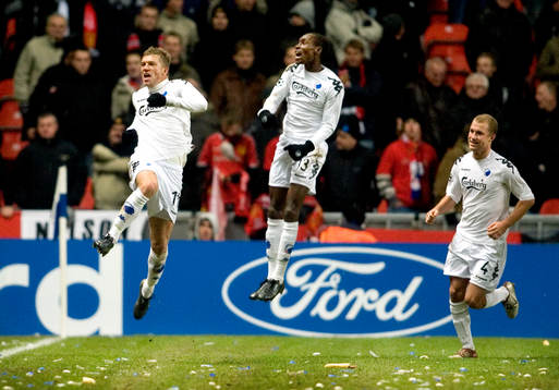 Marcus Allbäck, Köpenhamn, har gjort 1-0. Jubel med Atiba