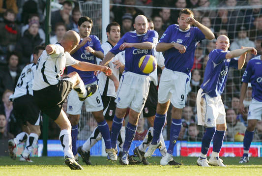  Claus Jensen, Fulham lägger en frispark.