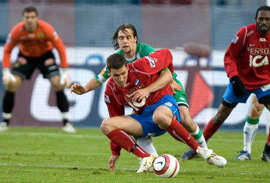 Ingemar Teever, Öster, blir hårt tagen framför mål